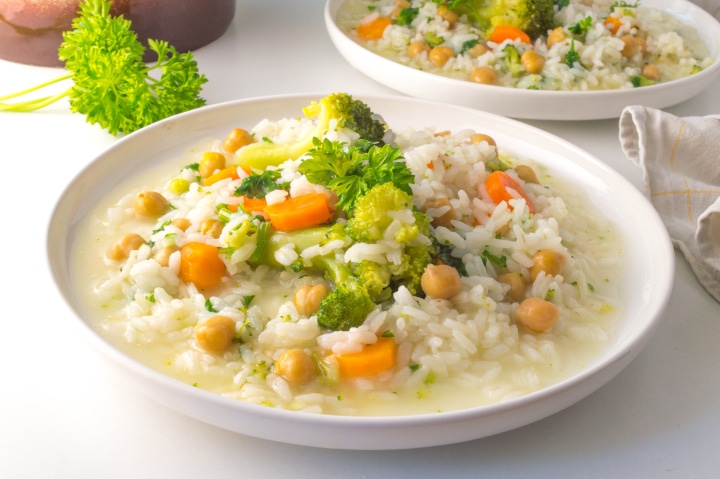 prato com arroz de legumes malandrinho e outro ao fundo
