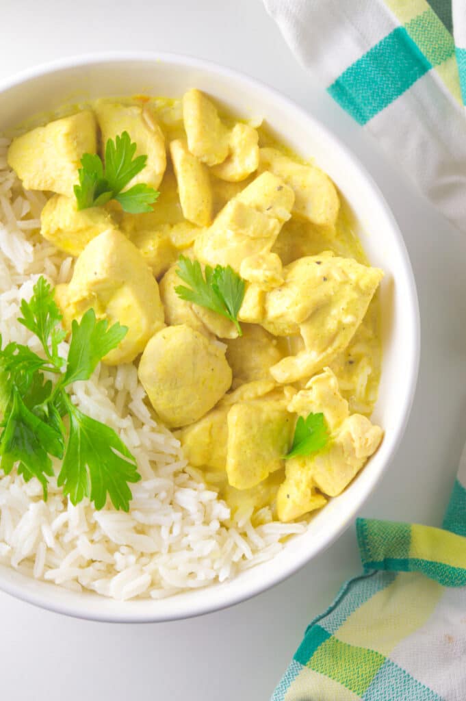 bowl with low fodmap chicken curry and rice
