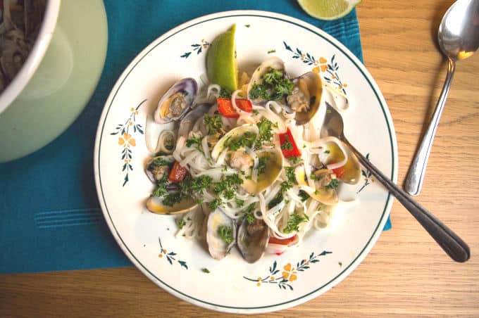 Clams with Peppers over Rice Noodles | mygutfeeling.eu