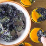 Deixe-se surpreender por esta vibrante entrada de Shots de Sopa de Abóbora e Cenoura com Chips de Couve Kale