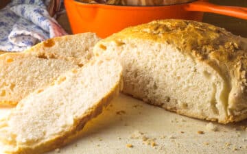 pão fatiado com tacho laranja no fundo