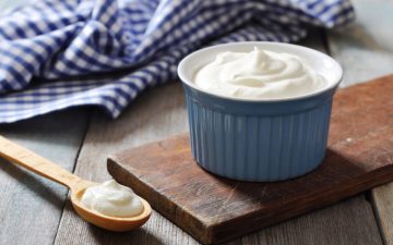 taça azul e colher com iogurte grego