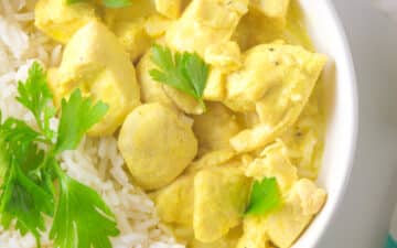 bowl with low fodmap chicken curry and rice