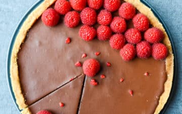 low fodmap chocolate tart with raspberries