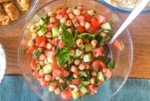 salada de pepino, tomate e grão low fodmap e vegan numa taça de vidro