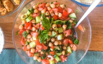 salada de pepino, tomate e grão low fodmap e vegan numa taça de vidro