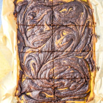 travessa com brownies de abóbora divididos em 8 partes