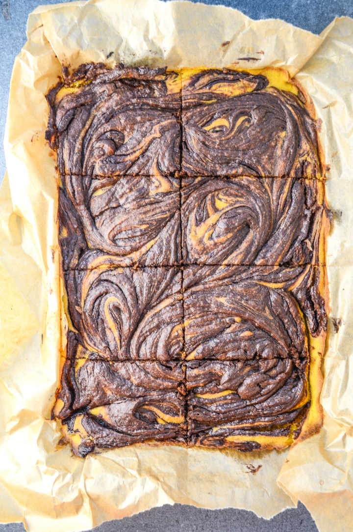 travessa com brownies de abóbora divididos em 8 partes